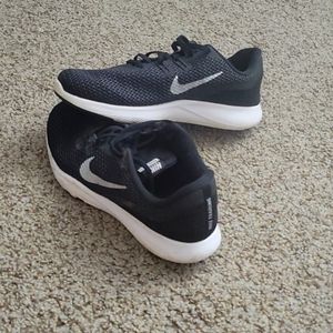 Black Nike's